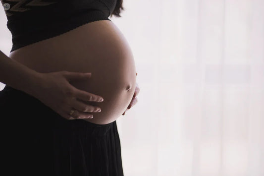 Mujer embarazada acariciando su vientre, ilustrando cómo Giranda puede apoyar la fertilidad y el embarazo en mujeres con SOP